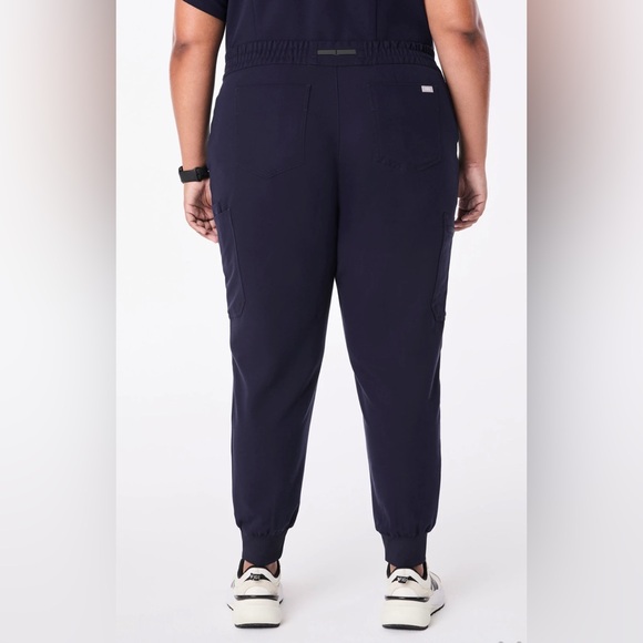 FIGS Set Uman Relaxed Jogger Scrub Pants & Relaxed Catarina One-Pocket Scrub Top - Picture 4 of 16